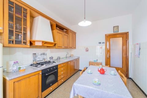 Kitchen or kitchenette, Dining area, pet friendly, stove