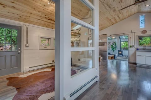Cozy Modern House seconds from Roaring Fork River Haus in Glenwood Springs