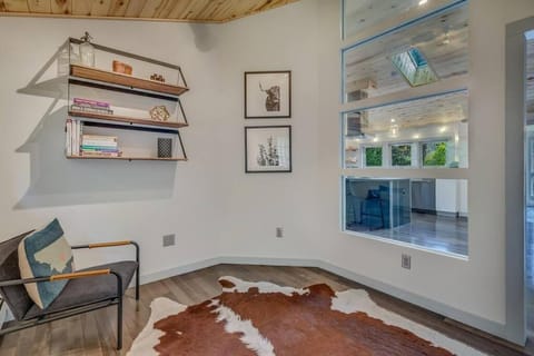 Cozy Modern House seconds from Roaring Fork River Haus in Glenwood Springs