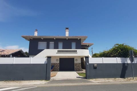 La Maison Tchanquée jusqu'à 12 personnes Jacuzzi privé Villa in Gujan-Mestras