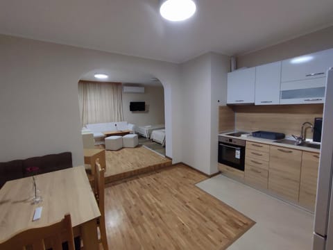 Kitchen or kitchenette, Dining area, minibar, pet friendly