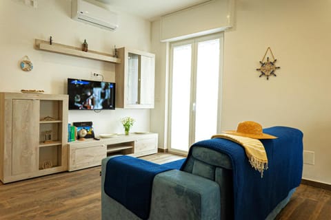 TV and multimedia, Living room, Seating area, Evening entertainment, air conditioner