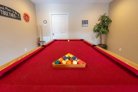 4BR Walk-in - Pool Table - Hot Tub - Fire Pit - FREE TICKETS INCLUDED - DV164 Wohnung in Branson