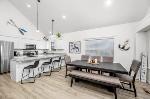 Kitchen or kitchenette, Dining area