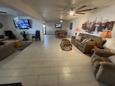 Travelers Oasis /large house/pool/spa /palm spring area/ 3 car gated parking/close to all venues ,tennis,golf, Casinos / and Coachella Casa in La Quinta