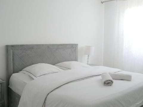 Property building, Bed, Photo of the whole room, Bedroom, towels