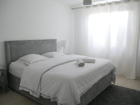 Property building, Bed, Photo of the whole room, Bedroom, towels