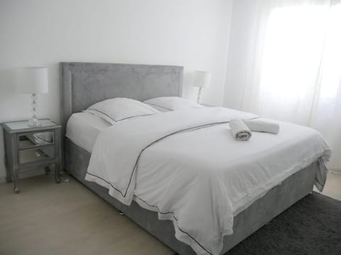 Bed, Photo of the whole room, Bedroom, Breakfast