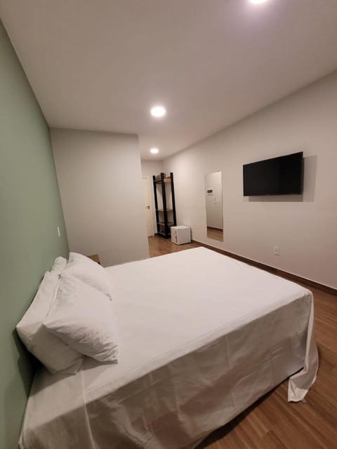 Bed, TV and multimedia, Bedroom