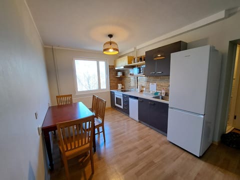 Kitchen or kitchenette, Dining area