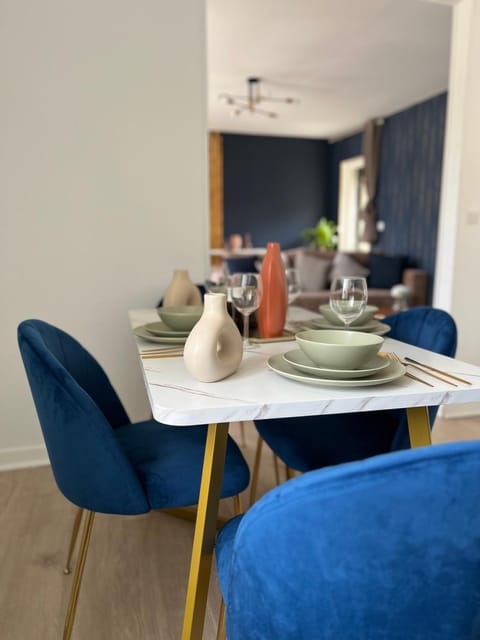 Living room, Dining area