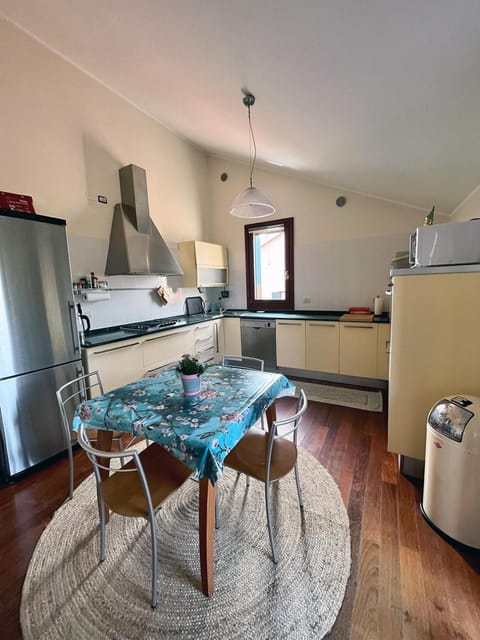 Dining area, kitchen