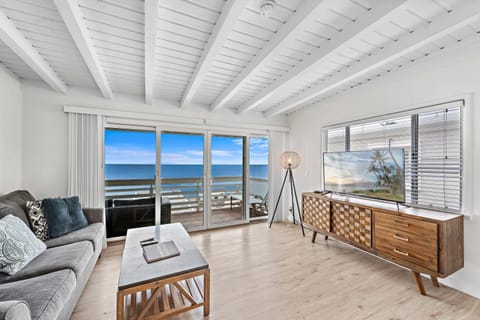 Natural landscape, TV and multimedia, Living room, Seating area, Sea view