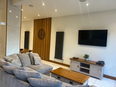 TV and multimedia, Living room, Seating area, Evening entertainment