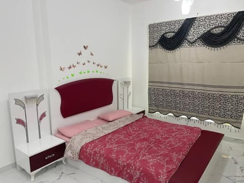 Full Lovely 2 bed room flat with pool and sea view Condominio in Ajman