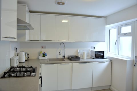 Kitchen or kitchenette, dishwasher, minibar, toaster