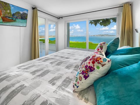 Bed, Natural landscape, Photo of the whole room, Bedroom, Sea view