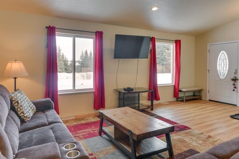 Cozy Getaway with Porch - 4 Mi to Downtown Homer! Haus in Homer