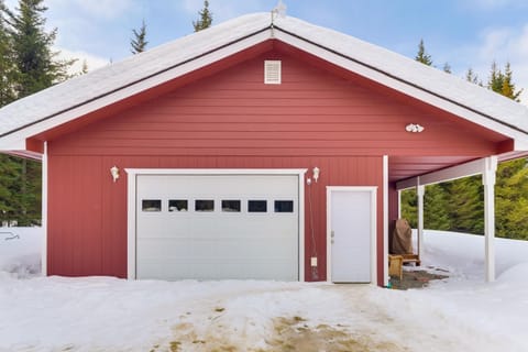 Cozy Getaway with Porch - 4 Mi to Downtown Homer! Haus in Homer