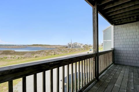 Hang Zen - Beachfront Luxury 6 BR Hot Tub, Elevator House in North Topsail Beach