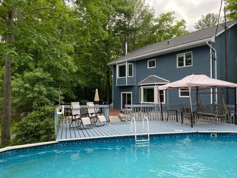 Lakeview Cottage in the forest with private Swimming Pool House in Kawartha Lakes