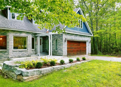 Lakeview Cottage in the forest with private Swimming Pool House in Kawartha Lakes