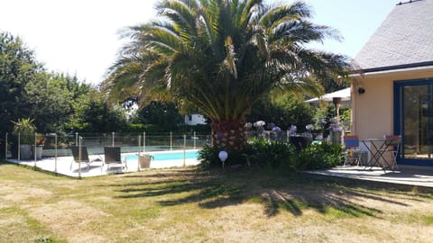 maison de plain pied a 1 km de la mer , avec piscine securisée House in Fouesnant