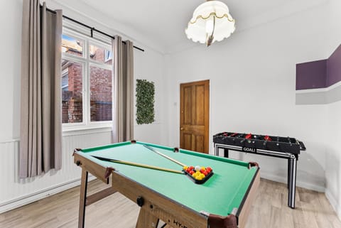 Stylish 5 bed in Central Loughborough - Games Room House in Loughborough