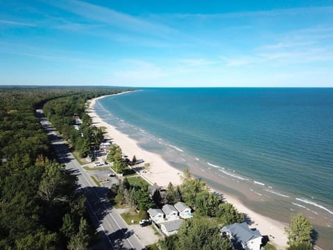 Beach Club of Oscoda Garden Cottage on the Lake House in Oscoda Township