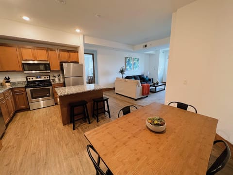 Kitchen or kitchenette, Dining area, minibar, pet friendly, stove