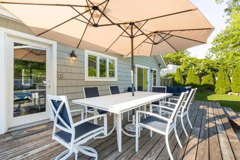 Luxurious Hamptons House with Heated Pool & Grill Casa in East Quogue