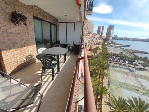 Very lightful apartment. Incredible sea views. Big terrace, Swimming pool. AC. Very close to Alicante city center. Apartment in Alicante