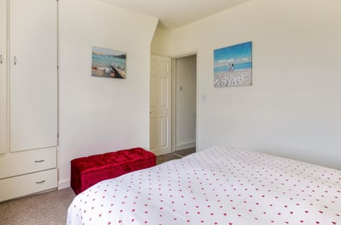 Spacious central cottage , seconds to beach, minutes walk to eminents, easy parking, pets friendly, 40 percent off weekly booking, 55 percent off monthly bookings House in Dover District