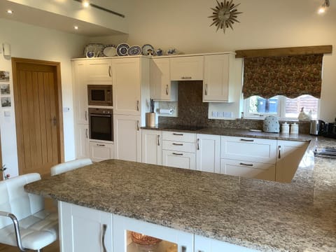 Kitchen or kitchenette, Dining area, dishwasher, minibar, pet friendly, stove