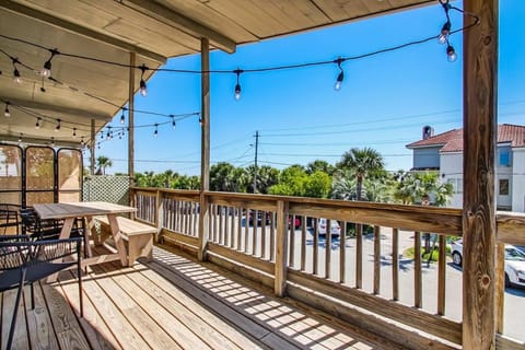 Beach Vacation Walk to Dining&Shopping-3 Units House in Tybee Island