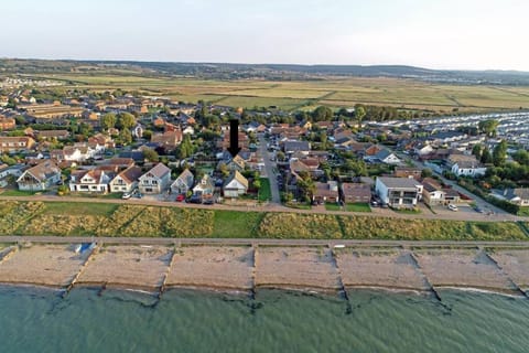 Architect designed spacious five bed house by sea House in City of Canterbury