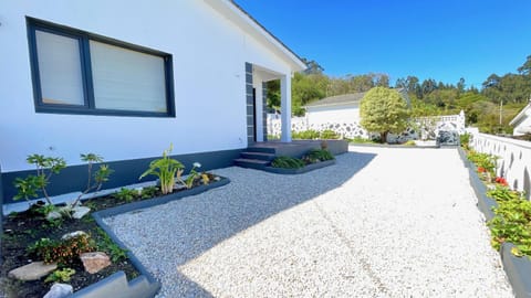 The Cliffs - Arealonga Blanc House in A Mariña Occidental