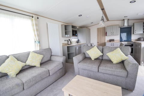 Beautiful 6 Berth Caravan With Partial Sea Views For Hire In Suffolk ...