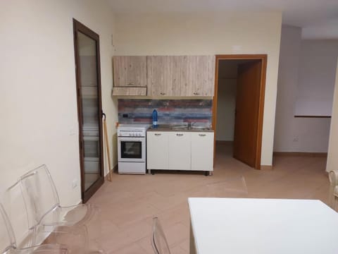 Kitchen or kitchenette, minibar, oven, stove