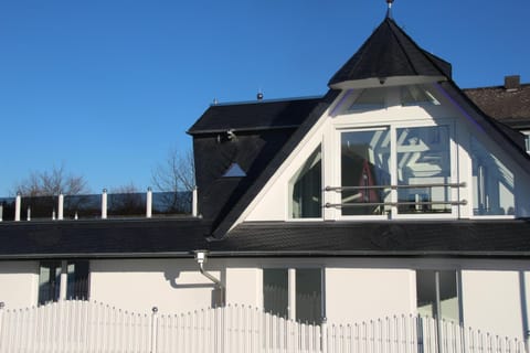 Property building, Day, Balcony/Terrace