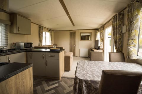 Beautiful 8 Berth Caravan At Heacham Beach In Norfolk Ref 21056c Campground/ 
RV Resort in Heacham