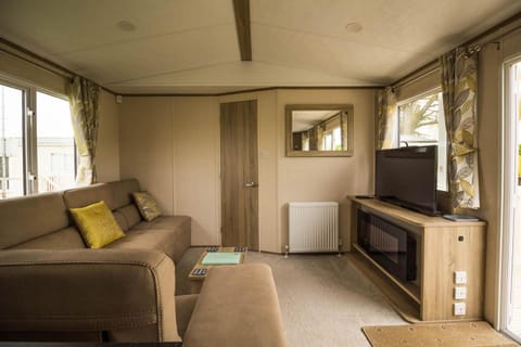 Beautiful 8 Berth Caravan At Heacham Beach In Norfolk Ref 21056c Campground/ 
RV Resort in Heacham