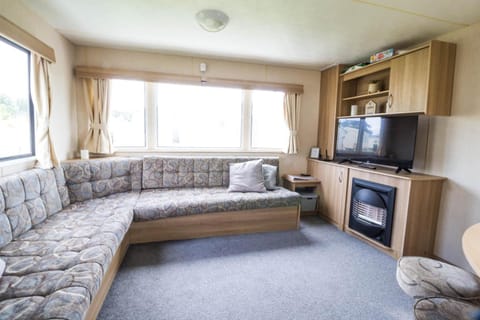 8 Berth Caravan At Highfield Grange In Essex Ref 26267e Campground/ 
RV Resort in Clacton-on-Sea