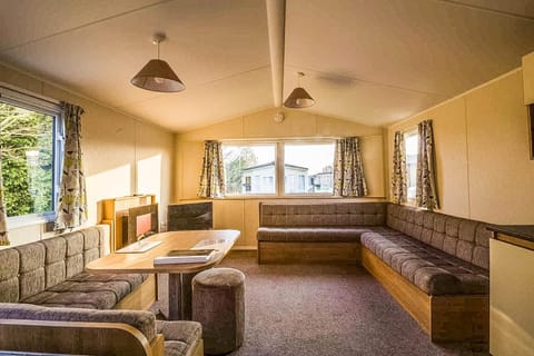 Caravan With Decking At Highfield Grange In Essex Ref 26452ba Campground/ 
RV Resort in Clacton-on-Sea