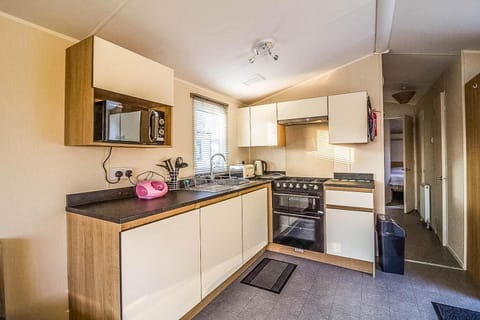 Caravan With Decking At Highfield Grange In Essex Ref 26452ba Campground/ 
RV Resort in Clacton-on-Sea