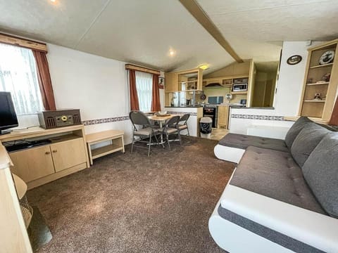 Caravan At Highfield Grange With Decking, Sleeps 6 Ref 26446ba Campground/ 
RV Resort in Clacton-on-Sea