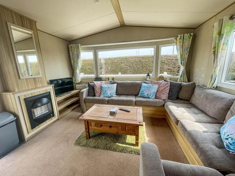 Caravan With Decking At Southview Holiday Park In Skegness Ref 33005s Campground/ 
RV Resort in Skegness