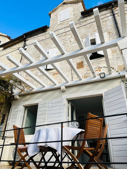 Property building, Balcony/Terrace, Dining area