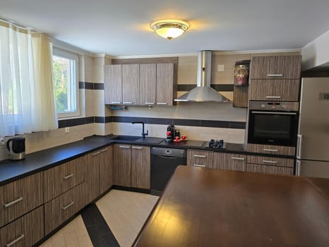 Coffee/tea facilities, Kitchen or kitchenette, dishwasher, oven, stove