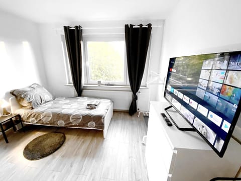 Bed, TV and multimedia, Photo of the whole room, Bedroom